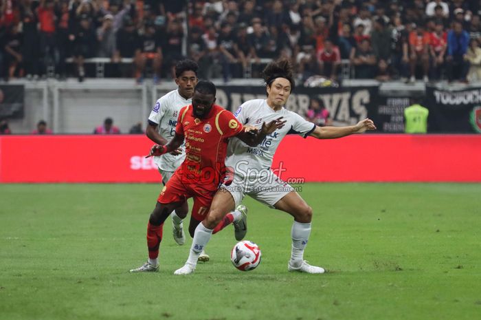 Winger Persija Allano Brendon De Souza Lima (kiri) sementara menjadi top skor Super League.