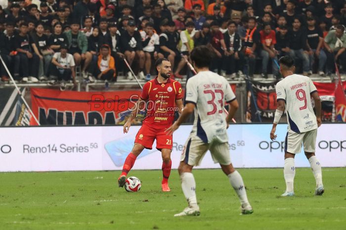 Jordi Amat sedang menguasai bola dalam laga pekan pertama Super League 2025-2026 antara Persija Jakarta versus Persita Tangerang di Jakarta International Stadium (JIS), Jakarta Utara, Minggu (10/8/2025) malam.