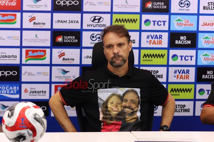 Pelatih Persija Jakarta, Mauricio Souza, sedang memberikan keterangan kepada awak media di Media Center Jakarta International Stadium (JIS), Jakarta Utara, Minggu (10/8/2025) malam.