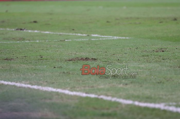 Kondisi rumput Jakarta International Stadium (JIS) saat laga pekan pertama Super League 2025-2026 antara Persija Jakarta versus Persita Tangerang. Jordi Amat menyorotinya dan bicara peluang dipakai Timnas Indonesia.