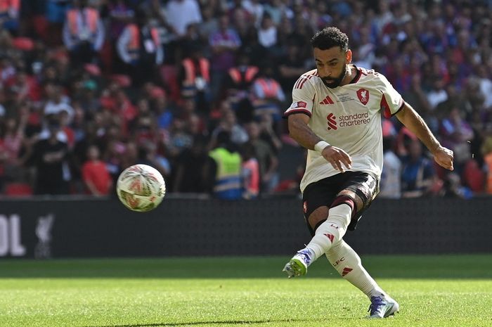 Mohamed Salah gagal menyarangkan bola dari tendangan penalti saat Liverpool dikalahkan Crystal Palace pada duel Community Shield di Wembley, London (10/8/2025).