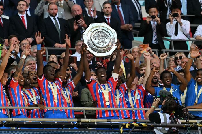 Para pemain Crystal Palace merayakan keberhasilan menjuarai Community Shield usai menang adu penalti atas Liverpool di Wembley, London (10/8/2025).