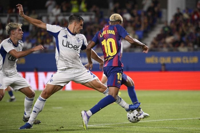 Aksi Lamine Yamal saat membantu Barcelona mengalahkan Como dalam Joan Gamper Trophy 2025.