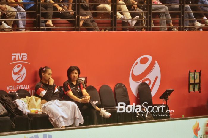 Outside hitter timnas voli putri U-21 Indonesia, Junaida Santi, berada di bangku pemain jelang pertandingan menghadapi Italia di babak 16 besar Kejuaraan Dunia Voli U-21 2025 di Surabaya, Jawa Timur, 13 Agustus 2025.