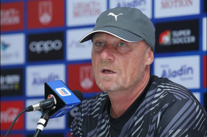 Pelatih Persis Solo, Peter de Roo yang hadir di konferensi pers pra pertandingan lawan Persija Jakarta dalam laga pekan kedua Super League 2025-2026 di Stadion Manahan, Solo, Jumat (15/8/2025).