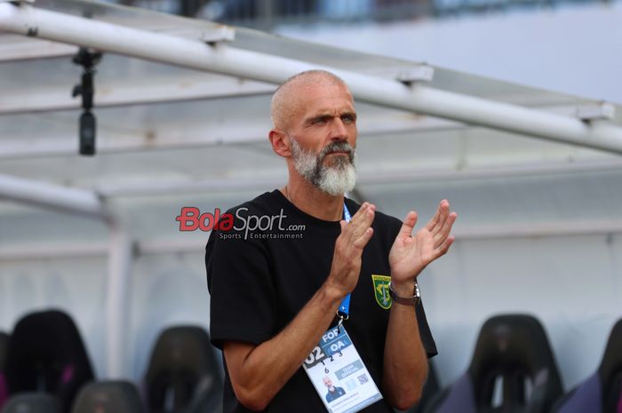 Pelatih Persebaya Surabaya, Eduardo Perez (tengah), sedang memantau para pemainnya bertanding di Stadion Indomilk Arena, Tangerang, Banten, Sabtu (16/8/2025) siang.