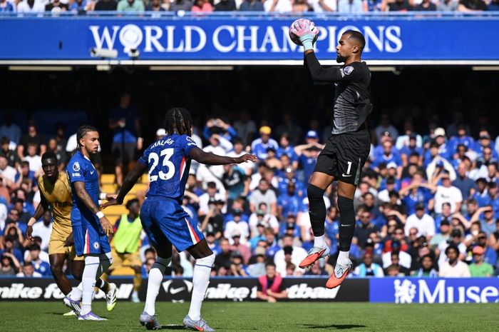 Como dikabarkan sepakat menggaet kiper Chelsea, Robert Sanchez (kanan).
