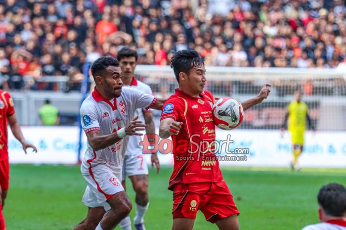 Witan Sulaiman (kanan) menguasai bola dan dibayangi Yanes Sayuri (kiri) pada laga pekan ketiga Liga Inggris 2025/2026 antara Persija Jakarta vs Malut United di Jakarta International Stadium (JIS), Jakarta Utara, Sabtu (23/8/2025).