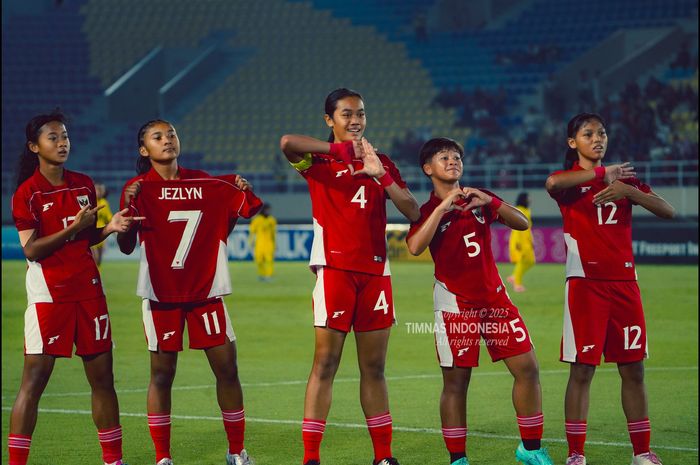 Selebrasi pemain timnas putri U-16 Indonesia usai mencetak gol ke gawang Malaysia dalam laga grup A ASEAN Cup U-16 Putri 2025 di Stadion Manahan, Solo pada Minggu (24/8/2025)