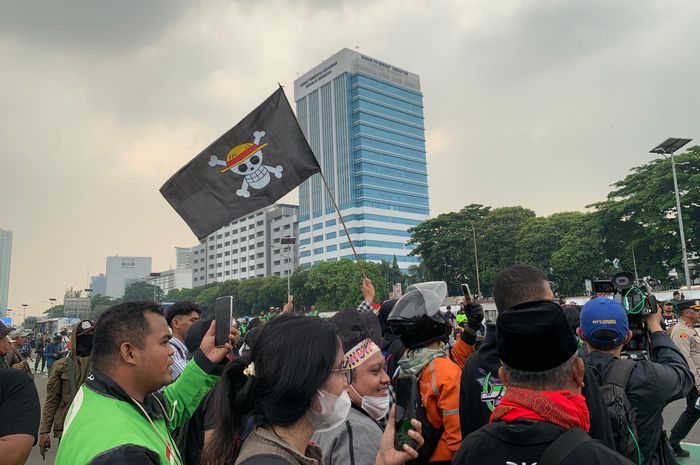 Bendera One Piece berkibar di demo 'Revolusi Rakyat Indonesia' yang digelar di depan Gedung DPR RI, Senayan, Jakarta Pusat, Senin (25/8/2025).