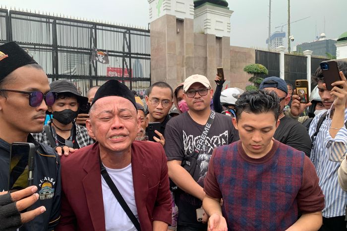 Aksi demonstrasi di depan Gedung DPR RI, Senin (25/8/2025) turut dihadiri selebgram Babe Madun atau yang akrab disapa Nyak Kopsah.