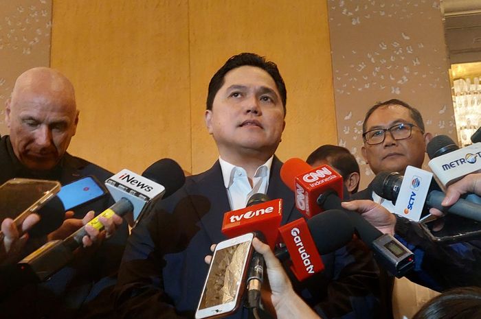 Ketua Umum PSSI Erick Thohir menjelaskan kepada wartawan di Jakarta, , Senin (25/8/2025), ihwal pengganti Kuwait untuk menghadapi Timnas Indonesia.