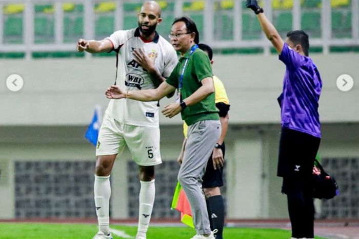 Pelatih Persik Kediri Ong Kim Swee memberi arahan kepada pemainnya saat menghadapi Dewa United Banten dalam Super League 2025-2026 pekan lalu.