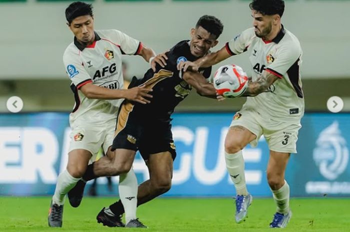 Pemain Timnas Indonesia Ricky Kambuaya dijepit dua pemain Persik Kediri saat memperkuat Dewa United Banten dalam pekan ketiga Super League 2025-2026 di Serang, 22 Agustus 2025.