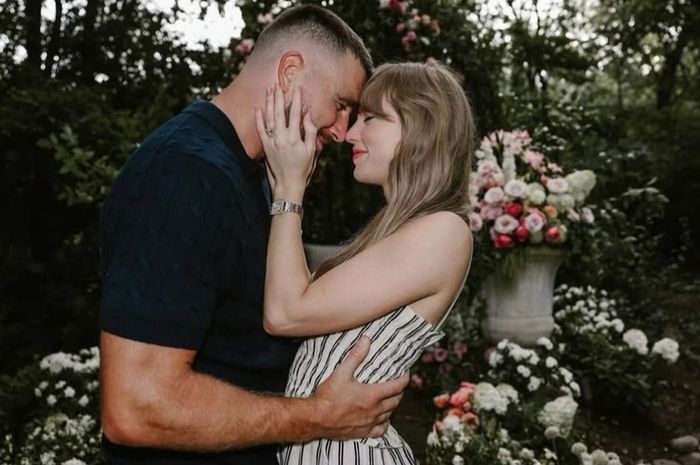 Taylor Swift umumkan lamarannya dengan Travis Kelce pada Rabu (27/8/2025).
