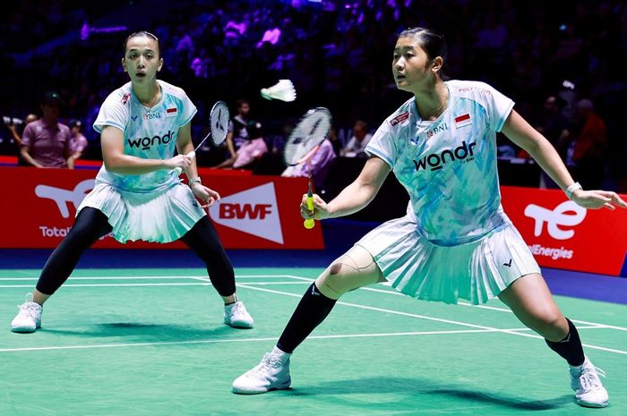 Aksi ganda putri Indonesia, Febriana Dwipuji Kusuma/Amallia Cahaya Pratiwi, saat tampil pada babak 16 besar Kejuaraan Dunia 2025 di Paris, Prancis, 28 Agustus 2025.