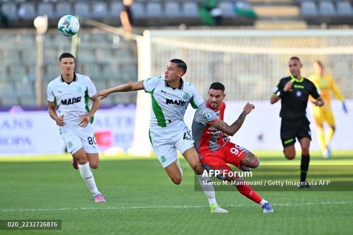 Aksi kapten Timnas Indonesia, Jay Idzes (kiri), dalam laga debutnya bersama Sassuolo.