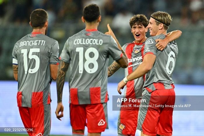 Romano Floriani Mussolini (kedua dari kanan) bersama rekan-rekannya merayakan kemenangan Cremonese atas Sassuolo di laga pekan kedua Liga Italia 2025/2026.
