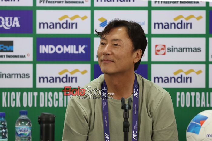 Pelatih Timnas U-23 Laos, Ha Hyeok-jun, sedang memberikan keterangan kepada awak media di Stadion Gelora Delta, Sidoarjo, Jawa Timur, Rabu (3/9/2025).