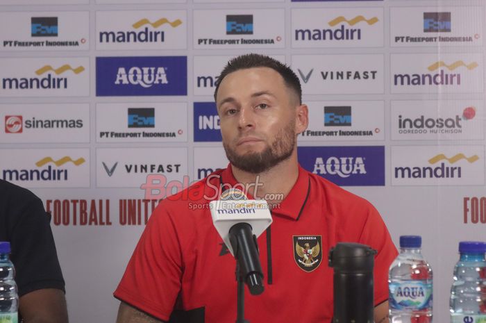 Pemain Timnas Indonesia, Marc Klok, menghadapi kritik deras. 