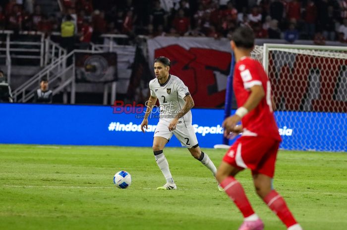 Kevin Diks (kiri) sedang menguasai bola dalam laga FIFA Matchday antara Timnas Indonesia versus Timnas Lebanon di Stadion Gelora Bung Tomo, Surabaya, Jawa Timur, Senin (8/9/2025).