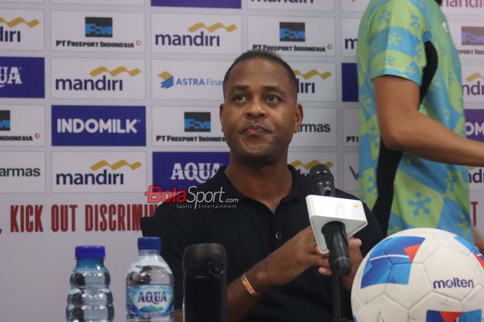 Warganet menyuarakan pelatih Timnas Indonesia, Patrick Kluivert, didepak dari jabatannya lewat seruan di media sosial.