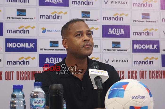 Pelatih Timnas Indonesia, Patrick Kluivert, sedang memberikan keterangan kepada awak media di Stadion Gelora Bung Tomo, Surabaya, Jawa Timur, Senin (8/9/2025).
