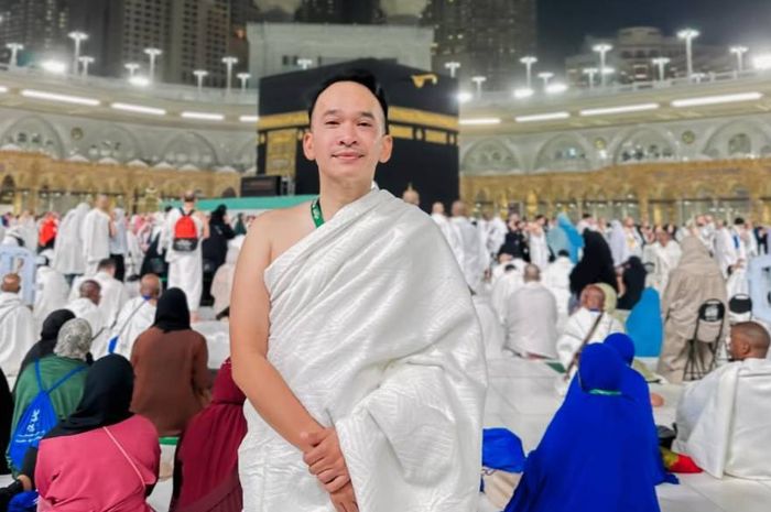 Ruben Onsu menceritakan perngalaman pertamanya beribadah umrah. Tangis Ruben Onsu pecah saat pertama kali lihat Kabah.