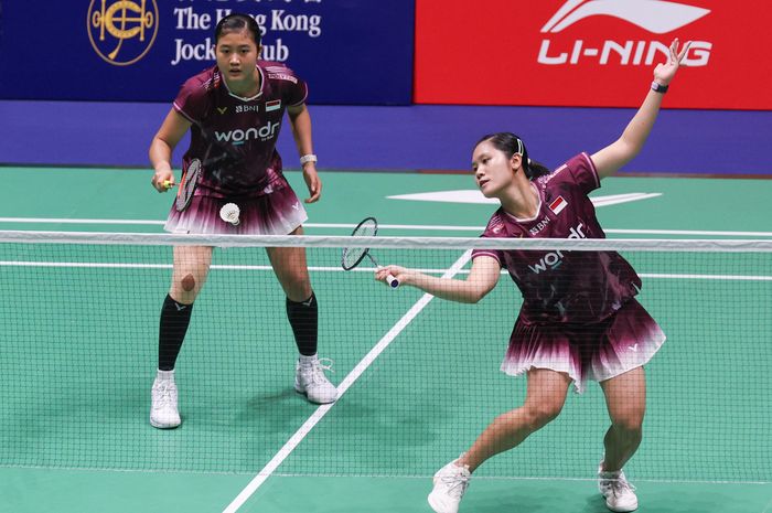 Ganda putri Indonesia, Amallia Cahaya Pratiwi dan Lanny Tria Mayasari, saat tampil pada babak kedua Hong Kong Open 2025 di Kowloon, Hong Kong, 11 September 2025.