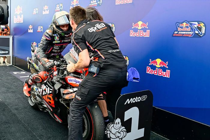 Pembalap Aprilia, Marco Bezzecchi, usai memenangkan sprint race MotoGP Catalunya 2025, Sabtu (13/9/2025)