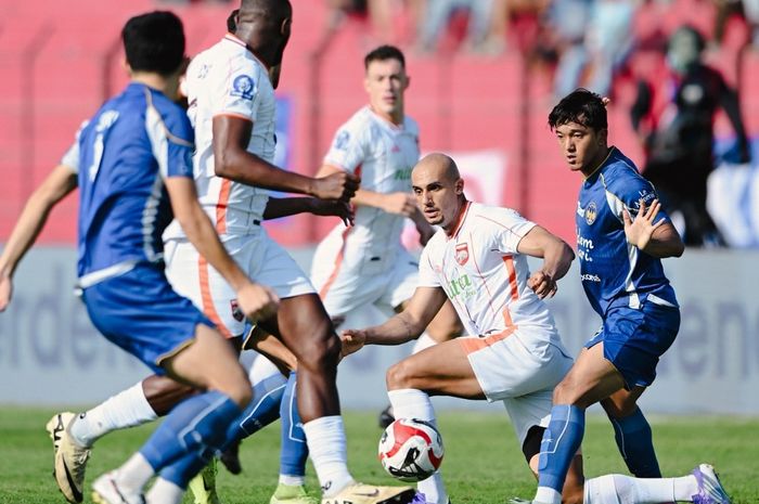 Suasana pertandingan antara PSIM Yogyakarta vs Borneo FC pada laga pekan kelima Super League 2025-2026 di Stadion Sultan Agung, Bantul, Yogyakarta, Minggu (14/9/2025).