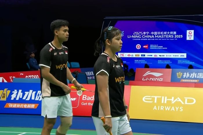 Ganda campuran Indonesia, Jafar Hidayatullah/Felisha Alberta Nathaniel Pasaribu, saat berlaga di babak 16 besar China Masters 2025 di Shenzhen Arena, Shenzhen, China, Kamis (18/9/2025).