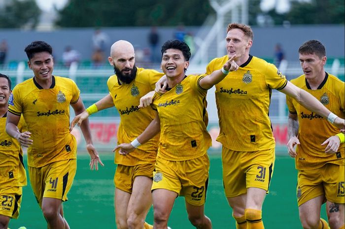 Para pemain Bhayangkara FC saat selebrasi seusai mencetak gol ke gawang Persik Kediri dalam laga pekan keenam Super League 2025/2026, di Stadion PKOR Sumpah Pemuda, Bandar Lampung, Jumat (19/9/2025).