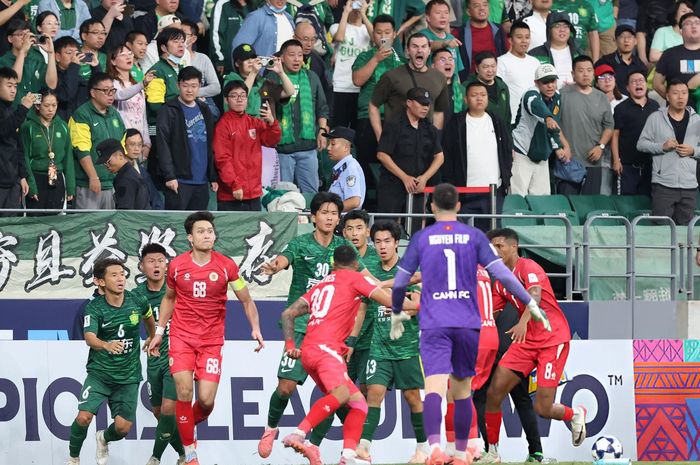Insiden perkelahian mewarnai pertandingan antara Cong An Ha Noi (CAHN) dan Beijing Guoan di Liga Champions Asia 2 2025/2026.
