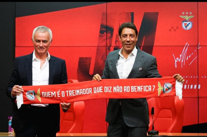 Jose Mourinho (kiri) membuat ulah setelah 12 hari melatih Benfica.