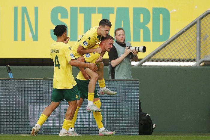 Bek timnas Indonesia, Justin Hubner (atas), ikut merayakan gol pemain Fortuna Sittard saat menghadapi Go Ahead Eagles pada pertandingan Liga Belanda (8/8/2025).
