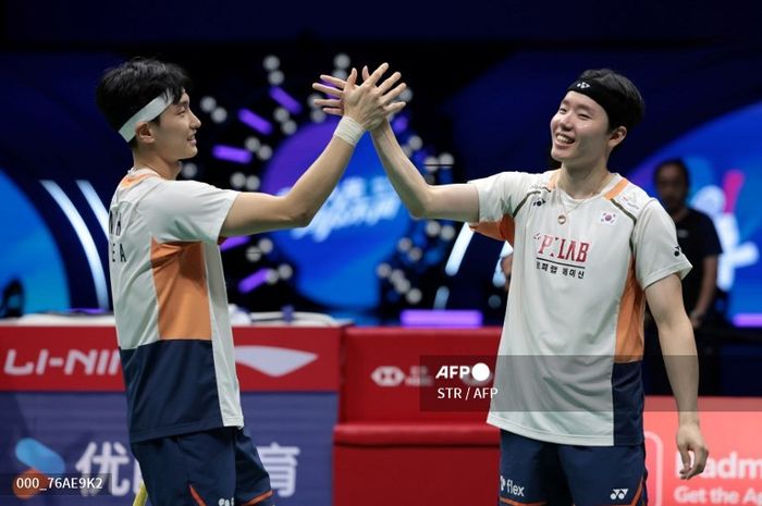Ganda putra Korea Selatan, Kim Won-ho/Seo Seung-jae, setelah memenangkan laga final China Masters 2025