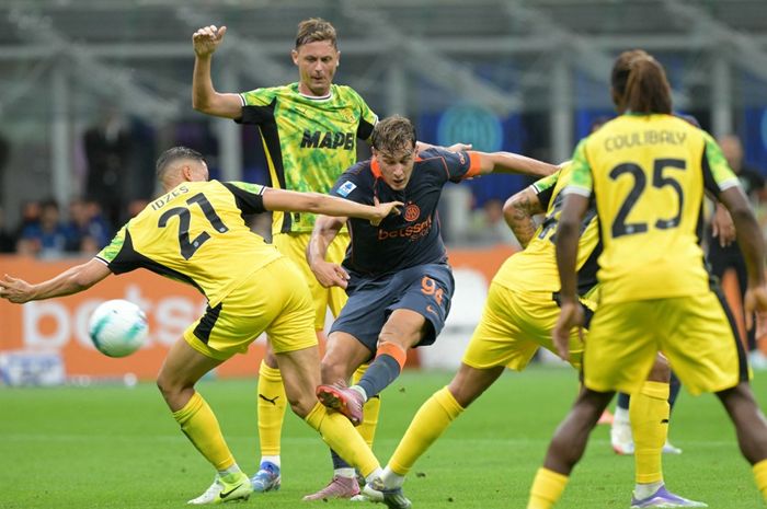 Momen penyerang Inter Milan, Pio Esposito, mendapat hadangan dari bek Sassuolo, Jay Idzes, dalam duel di Giuseppe Meazza, Minggu (21/9/2025) atau Senin dini hari WIB.