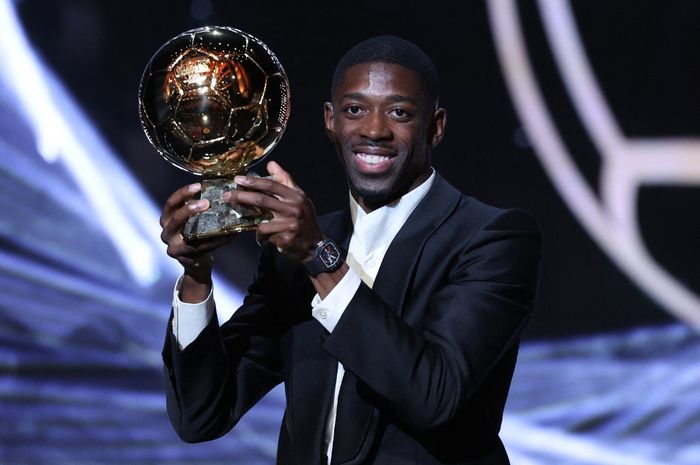 Penyerang sayap PSG, Ousmane Dembele, berhasil keluar sebagai pemenang Ballon d'Or 2025 setelah bersaing ketat dengan Lamine Yamal.