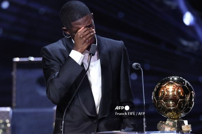 Momen Ousmane Dembele menangis saat menerima penghargaan Ballon d'Or 2025.