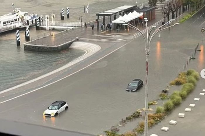 Situasi banjir yang diunggah pelatih Como, Cesc Fabregas, dalam akunnya di media sosial. 