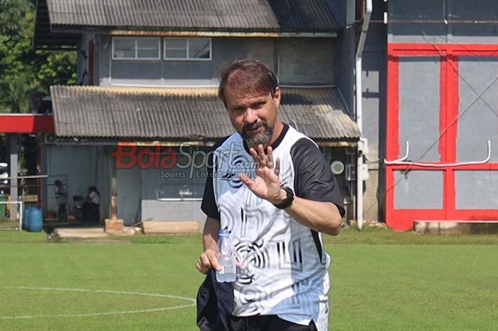 Pelatih Persija Jakarta, Mauricio Souza, menyambut baik adanya Bonek dan The Jakmania yang bakal satu tribun di laga lawan Persebaya nantinya.