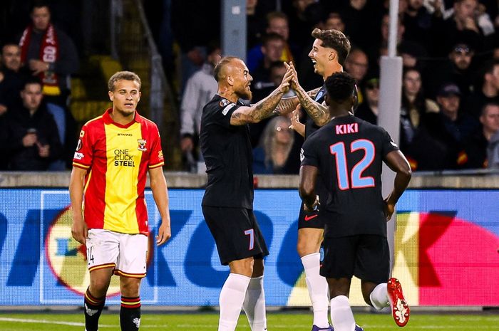 Penyerang FCSB David Miculescu (kanan) merayakan gol bersama rekan-rekannya usai menjebol gawang tim yang diperkuat Dean James, Go Ahead Eagles, pada matchday pertama fase liga di Liga Europa 2025-2026.