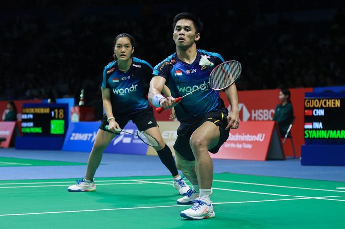 Ganda campuran Indonesia, Amri Syahnawi/Nita Violina Marwah, merayakan poin mereka saat tampil pada babak perempat final Korea Open 2025 di Suwon, Korea Selatan, 26 September 2025.