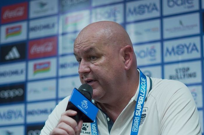Pelatih Persib Bandung, Bojan Hodak saat memberikan keterangan kepada media setelah laga melawan Persita Tangerang, Sabtu (27/9/2025).