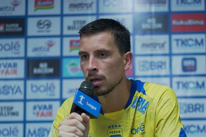 Gelandang Persib Bandung, Thom Haye, mengungkapkan unek-uneknya soal sisi negatif sepak bola Indonesia.