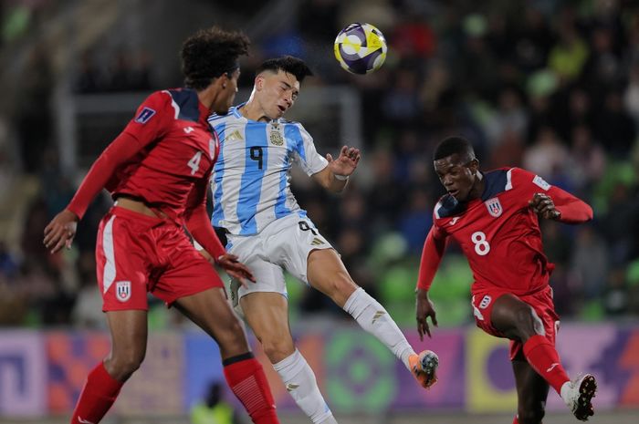 Striker Argentina, Alejo Sarco, mencetak gol dalam laga Piala Dunia U-20 2025 melawan Kuba di Valparaiso, Minggu (28/9/2025).