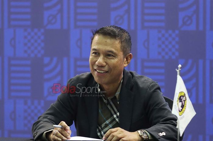 Sekretaris Jendral PSSI, Yunus Nusi, sedang memberikan keterangan kepada awak media di Kantor I.League, Menara Mandiri, Senayan, Jakarta, Senin (29/9/2025).