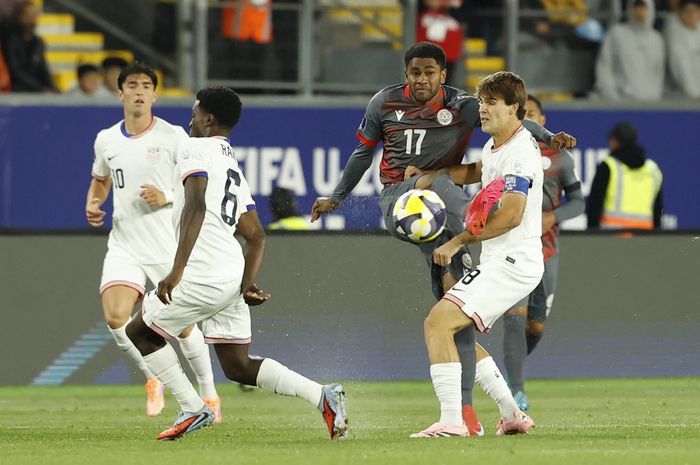 Pemain Amerika Serikat, Benjamin Cremaschi (paling kanan), tampil dalam laga Piala Dunia U-20 2025 melawan Kaledonia Baru, Senin (29/9/2025) di Rancagua, Cile.