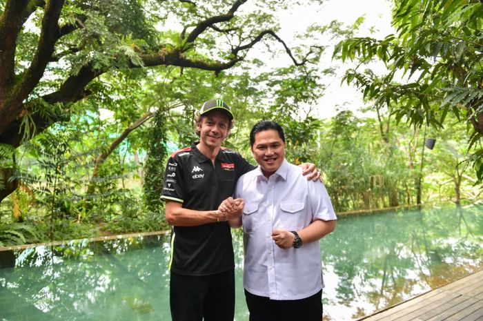 Menpora sekaligus Ketua Umum PSSI, Erick Thohir, menggelar acara makan siang dengan legenda hidup MotoGP, Valentino Rossi, di Jakarta, pada Selasa (30/9/2025).